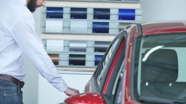 Zufriedene Kundin hat gerade ein Auto im Autohaus gekauft — Stockvideo