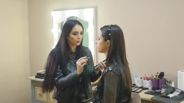 Makyaj. Kadın portre makyaj uygulamak. Göz kalemi. Kozmetik kaptırdın. Makyaj için eyeline fırça. Mükemmel cilt güzellik kız. Kirpik. Kahverengi gözler. Baştan Yaratma