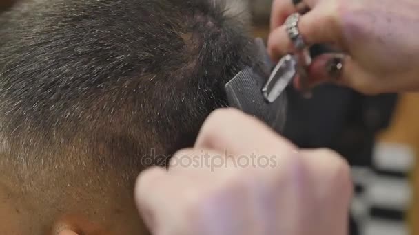 Allvarlig ung skäggig Man få frisyr av frisör. Barbershop tema. Slow motion. — Stockvideo