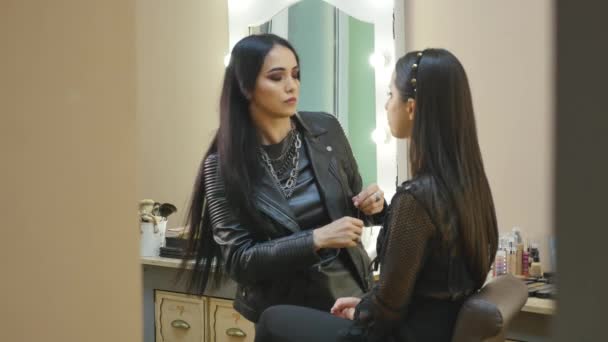 Ung vacker asiatisk kvinna tillämpa make-up av make-up artist — Stockvideo