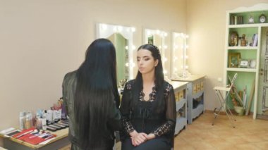 Makyaj sanatçısı tarafından makyaj yapan güzel Asyalı bir kadın.