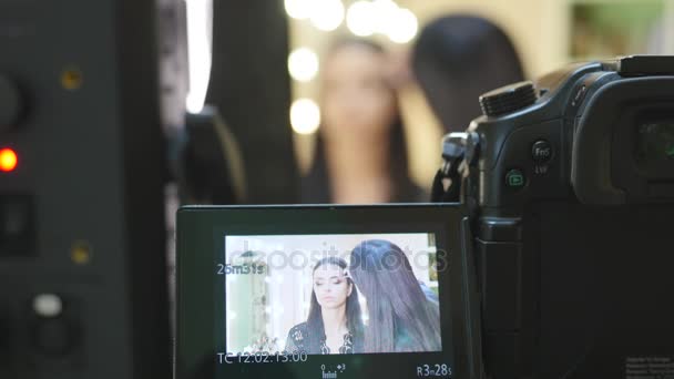 Молодая красивая азиатка наносит макияж визажисткой — стоковое видео