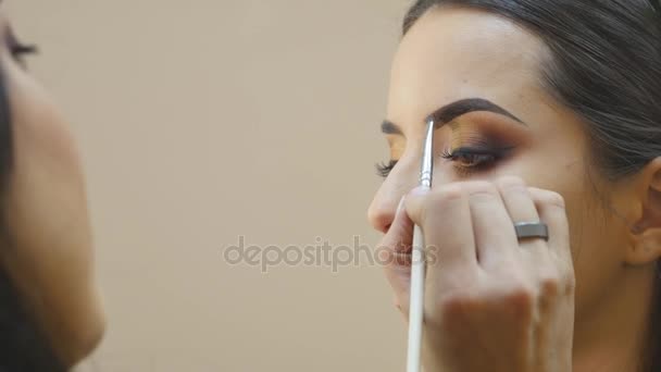 Jovem bela mulher asiática aplicando maquiagem por make-up artista — Vídeo de Stock