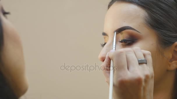 Mladá krásná asijská žena použití make-up podle make-up umělec — Stock video