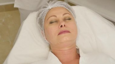 Lazer tedavisi güzellik Kliniği'nde olan kadın