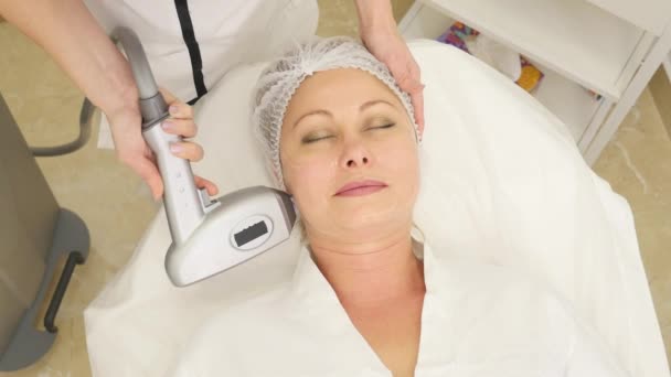 Femme ayant un traitement au laser à la clinique de beauté — Video