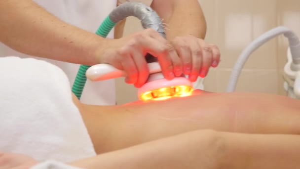 Procédure de massage sous vide dans un salon de beauté — Video