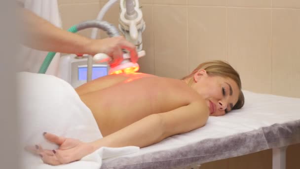 Procedimiento de masaje al vacío en un salón de belleza — Vídeos de Stock