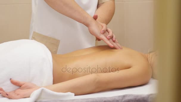 Hermosa joven recibiendo masaje de vuelta en el spa — Vídeo de stock