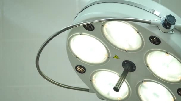 Chirurgische lamp in operationele-kamer — Stockvideo