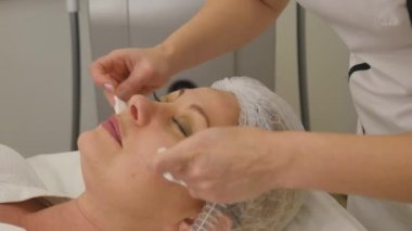 bir tabloda bir muamele güzellik Spa kadın yatıyor
