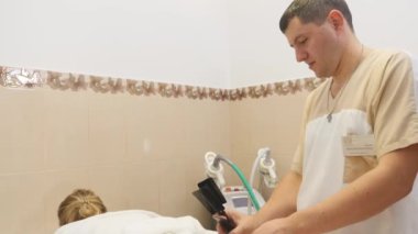 Elektriksel kas uyarımı kaplıcada alma kadın