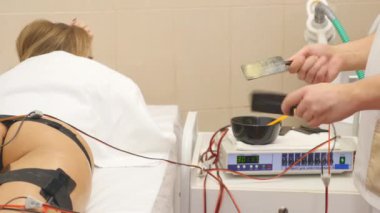 Elektriksel kas uyarımı kaplıcada alma kadın