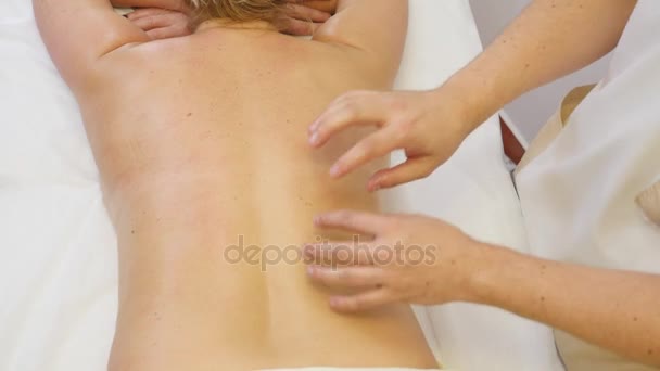 Vacker kvinna får en massage i spasalong. ovanifrån — Stockvideo