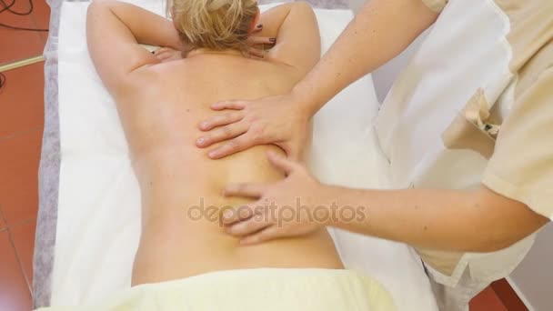 Krásná žena dostat masáž ve wellness salónu. pohled shora — Stock video