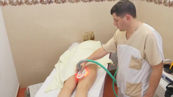 Procédure de massage sous vide dans un salon de beauté — Video