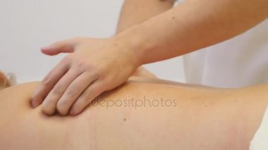 güzel kadının yalan ve spa merkezinde masaj el sahip insanlar, güzellik, spa, sağlıklı yaşam ve gevşeme kavramı - yakın çekim