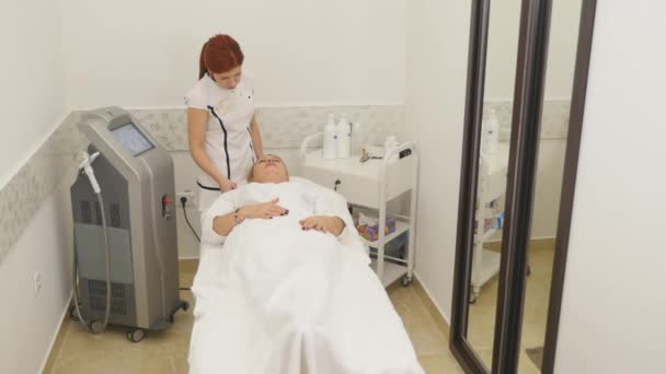 女人躺在一个表中得到一种治疗美容 spa — 图库视频影像