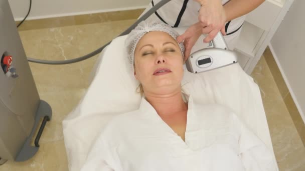 Femme ayant un traitement au laser à la clinique de beauté — Video