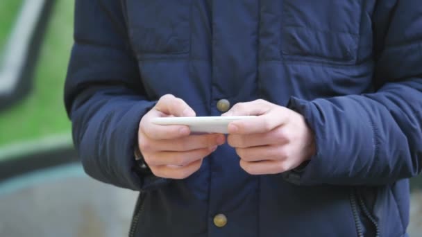 Student texting op cel of mobiele telefoon — Stockvideo