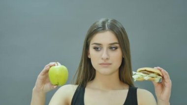 zor seçim: elma ya da hamburger, diyete karar azma kız