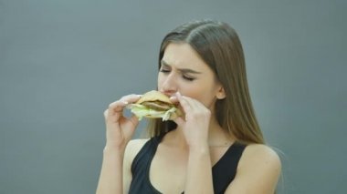 Sevimli kız ısırma hamburger