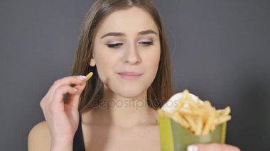 genç kadın yemek patates kızartması ayrıntı kapatın