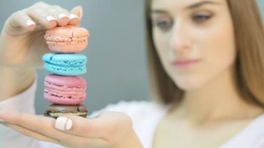 Macaroons ile şirin kız