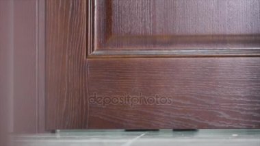 El kahverengi kapı açma.