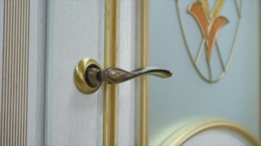 El beyaz kapı açma