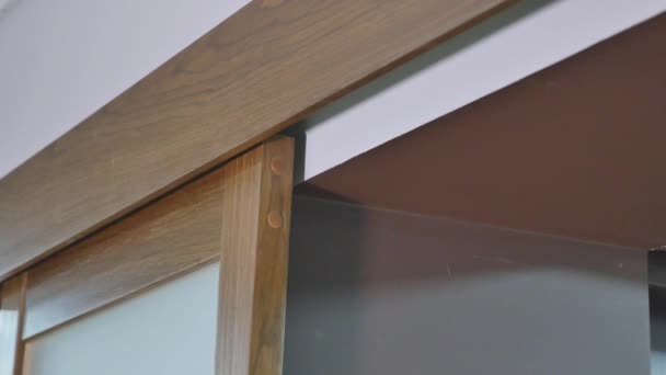 Close up della porta scorrevole in legno — Video Stock