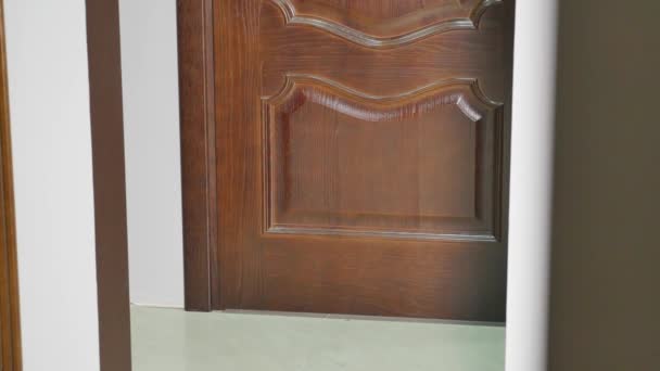 Interior de diseño de habitación con puerta cerrada — Vídeo de stock