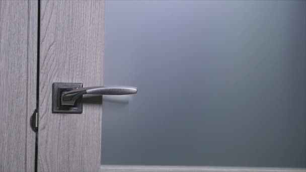 Férfi kezét a barna ajtó kinyitása. — Stock videók