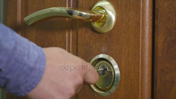 Запирание или отпирание двери с ключом в руке — стоковое видео