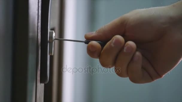 Bezárja vagy kinyitja az ajtót kulccsal a kezében — Stock videók