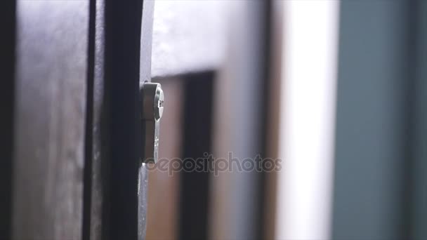 Låsning eller upplåsning av dörr med nyckel i handen — Stockvideo