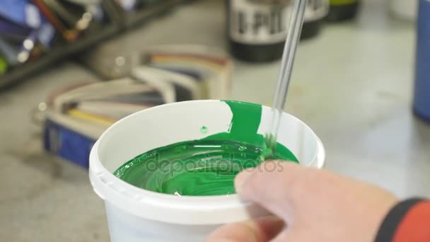 Preparación de pintura para la pintura de automóviles en el laboratorio del taller de carrocería — Vídeo de stock