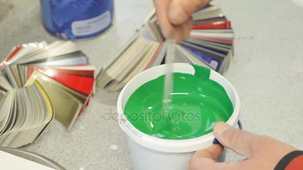 Preparação de tinta para pintura de carro no laboratório de oficina de carro — Vídeo de Stock