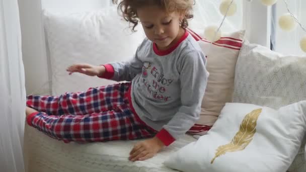 Young girl in christmas at home. Photoshoot with Flash Light — Stock Footage Young girl in christmas at home. Photoshoot with Flash Light Stock Video