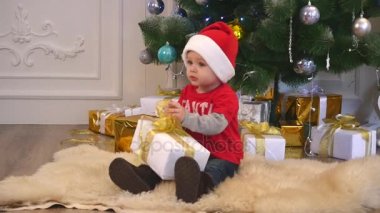 yakışıklı bir Noel Baba şapkası ve papyon bir hediye bir kurdele bağlama