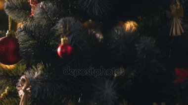 Bulanık, ışıl ışıl ve peri arkaplanda süslenmiş Noel ağacı