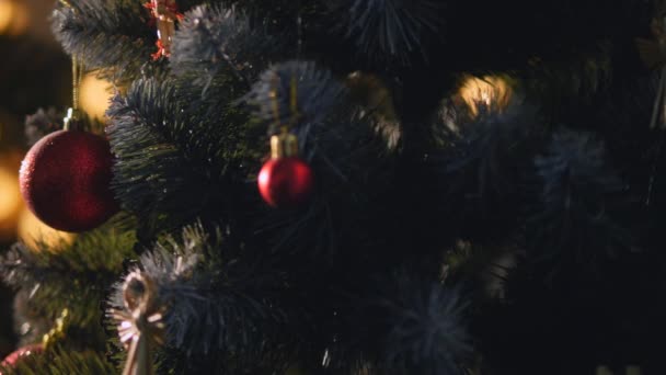 Versierde kerstboom op wazig, sprankelende en fee achtergrond — Stockvideo