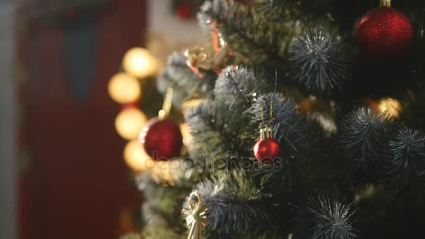 Versierde kerstboom op wazig, sprankelende en fee achtergrond — Stockvideo