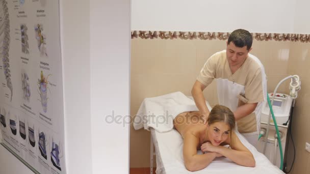 Mujer desnuda recibiendo masaje de espalda de masajista en el spa — Vídeos de Stock