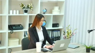 Ofisinde not defteri olan genç ve güzel bir iş kadını.