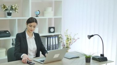 Ofisteki genç bayan.