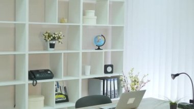 Ofisteki genç bayan.