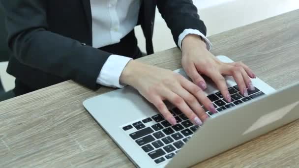 Close-up van zakenvrouw typen op laptop computer — Stockvideo