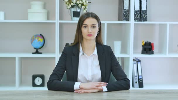 Mujer de negocios profesional madura sonriente en casual, con los brazos cruzados de pie en la oficina. Enfoque superficial — Vídeos de Stock