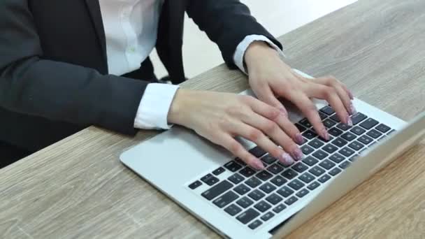 Primer plano de la mujer de negocios escribiendo en el ordenador portátil — Vídeo de stock
